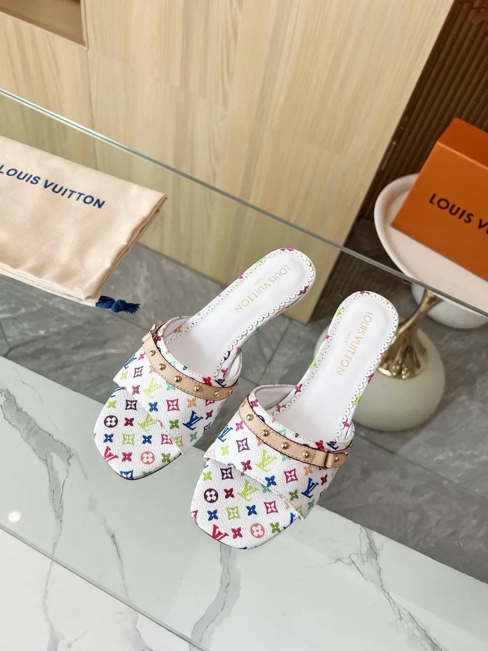 👟👟出厂价380👟👟  真皮底+30  LV35-43。 Heel height 5.5cm 35-43. Like a rubber sole. Genuine leather bottom +30